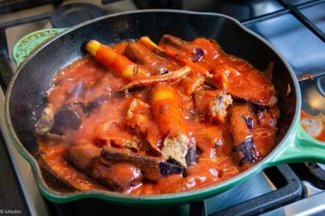 « Casserole » avec l’accent – Carottes et seitan à la tomate au four