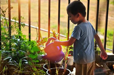 Le jardinage joue un rôle important sur la motricité de votre enfant