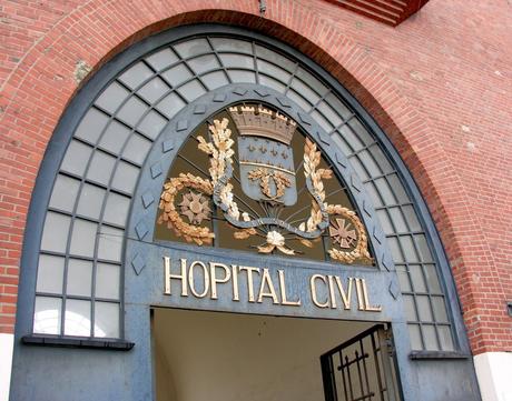 Le portail de l’Hôpital Civil, actuel hôpital Maison-Blanche