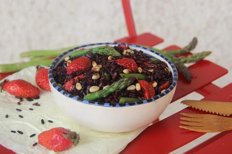 Cuillère et saladier : salade de riz noir nerone aux fraises, asperges, pignons et miso