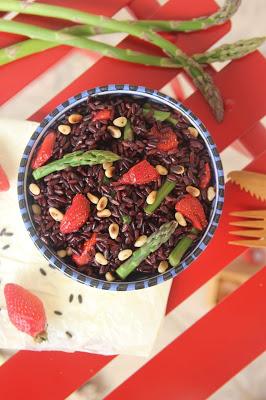Cuillère et saladier : Salade de riz noir nerone aux fraises, asperges, pignons et miso