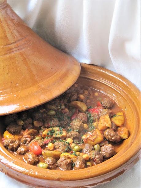 Tajine de boulettes aux poivrons, pois chiches, olives & fonds d'artichaut