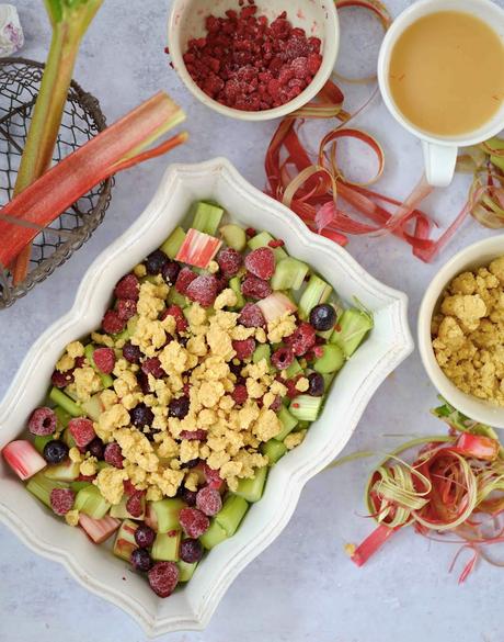 crumble bien croustillant , myrtilles, framboises , rhubarbe 