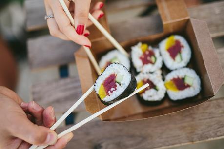 Emballage plat à emporter: Quelles solutions d’emballage pour sushis et cuisine asiatique ?