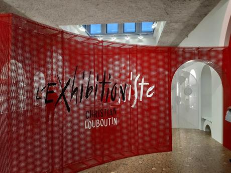 Exposition Christian Louboutin l’exhibitionniste palais de la porte dorée soulier mode créateur