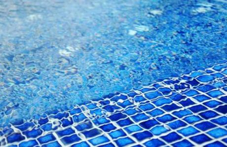 Quel produit faut-il choisir pour la filtration d’une piscine : le sable, la zéolite ou le verre filtrant ?