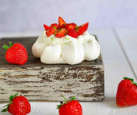 meringue croustillante , meringaie , dessert d'été , fraises 