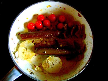 English breakfast avec oeuf végétal, bines, pommes de terre au four et tofu brouillé
