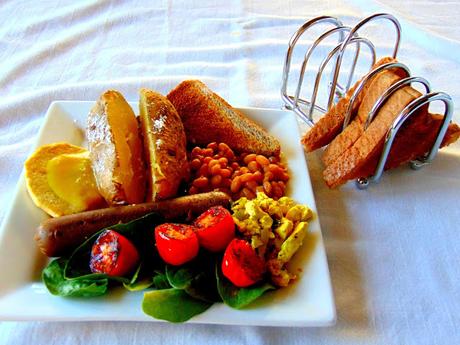 English breakfast avec oeuf végétal, bines, pommes de terre au four et tofu brouillé