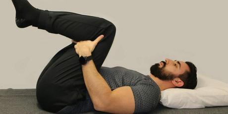 Comment s'Étirer le Dos étirement genoux à la poitrine