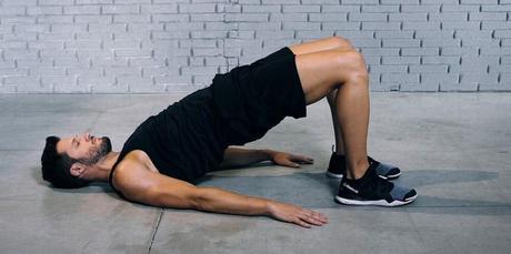 Comment s'Étirer le Dos étirement dos pont au sol