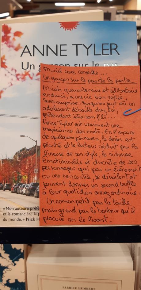 UN GARCON SUR LE PAS DE LA PORTE