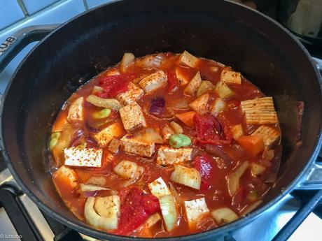 Rouge cocotte – Tofu en sauce épicée