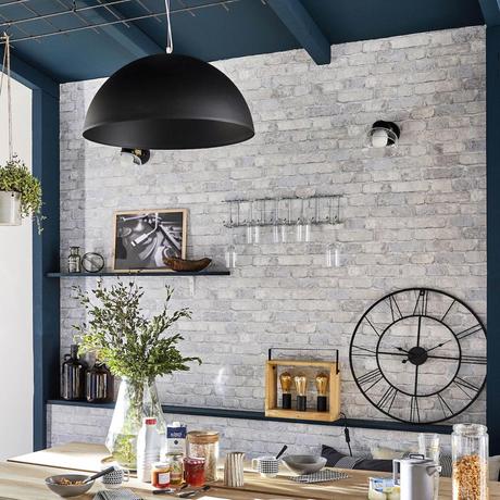 cuisine lumineuse style maison de campagne mur en brique gris peinture bleu marine horloge métallique noire
