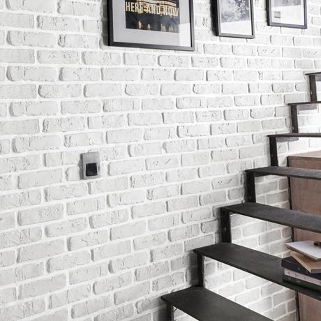 mur parement de brique blanc gris escalier métallique noir