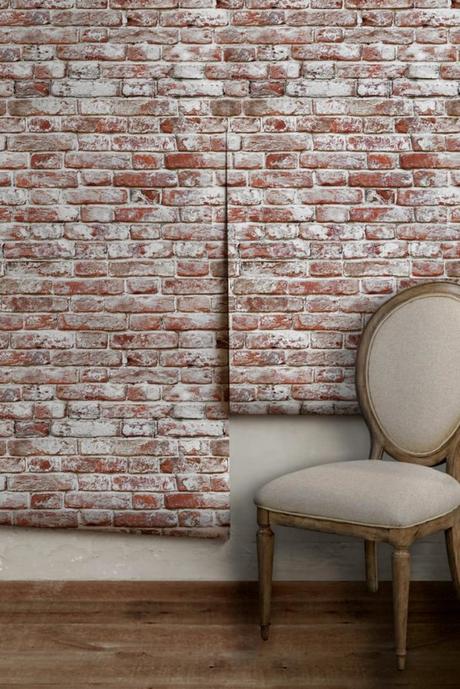 blog déco clematc papier peint mur en brique rouge chaise vintage beige