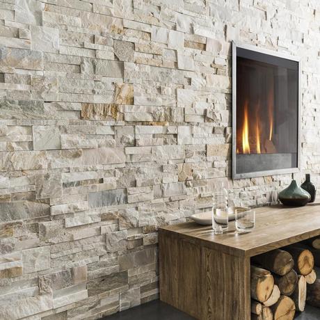 blog déco clematc salon tendance chaleureux cheminée incrusté mur en parement gris beige