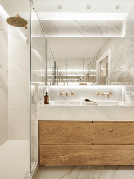 salle de bain marbre bois robinet laiton douche italienne appartement Eixample