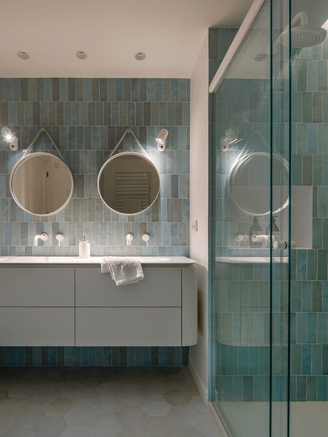 salle de bain zellige turquoise aqua double vasque miroir douche italienne