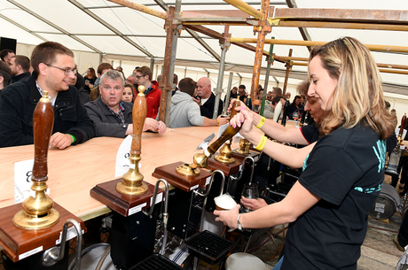 Bière artisanale – Les organisateurs du festival de la bière d’Aberdeenshire demandent aux clients de faire don du prix du billet à une œuvre caritative
 – Bière brune