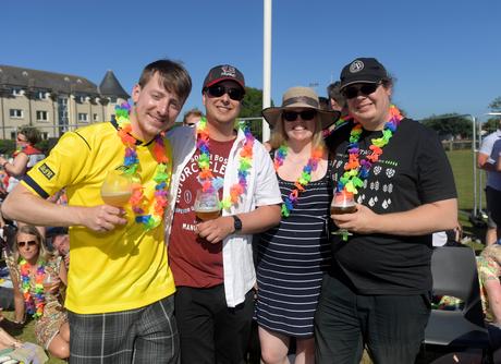 Bière artisanale – Les organisateurs du festival de la bière d’Aberdeenshire demandent aux clients de faire don du prix du billet à une œuvre caritative
 – Bière brune