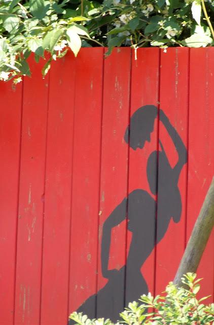 L'oreille humaine n'est pas faite pour entendre des ondes de ce type.