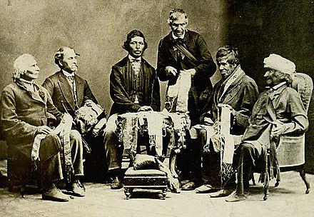 Chefs amérindiens des Six-Nations à Brantford, Canada, montrant leurs ceintures de wampum à Horatio Hale, le 14 septembre 1871.