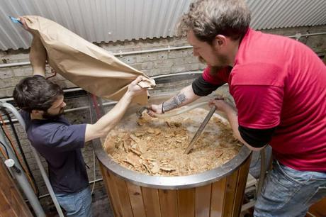 Craft beer – Cette entreprise sociale fabrique de la bière à partir de restes de pain pour s’attaquer aux déchets alimentaires
 – Bière noire