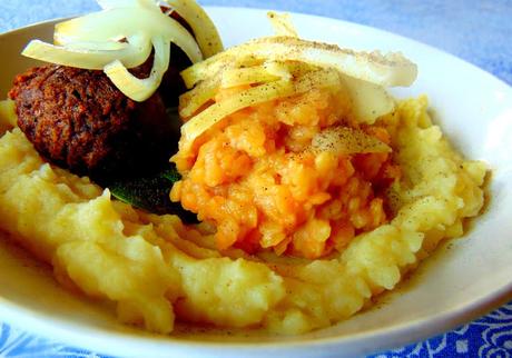 Pommes de terre en purée, lentilles et boulettes