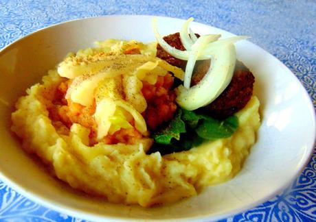 Pommes de terre en purée, lentilles et boulettes