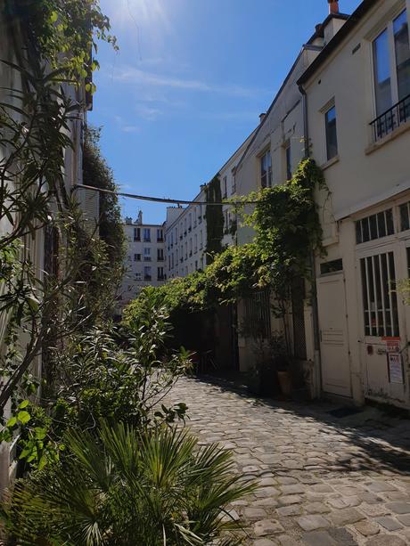Promenade ensoleillée dans le 11ème arrondissement de Paris