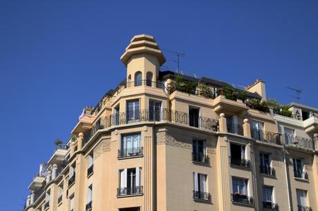 Promenade ensoleillée dans le 11ème arrondissement de Paris