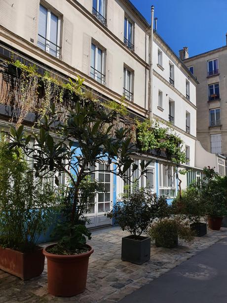 Promenade ensoleillée dans le 11ème arrondissement de Paris