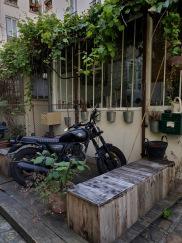 Promenade ensoleillée dans le 11ème arrondissement de Paris