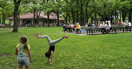 Bière artisanale – Le soleil aide les pandémies à s’éloigner dans un parc de Minneapolis
 – Malt