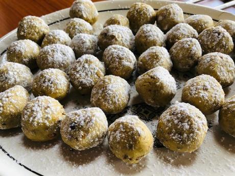 Journal de bord du déconfinement #71 – Biscuits indiens à la farine de pois chiche et cardamome – Besan Ladoo – et autres recettes à la farine de pois chiche Journal de bord du déconfinement #71 – Biscuits indiens à la farine de pois chiche et cardamome – Besan Ladoo – et autres recettes à la farine de pois chiche