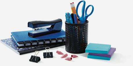Matériels de bureau pour le télétravail : pot à crayons, ciseaux, agrafeuse, classeur, post-it, stylos...