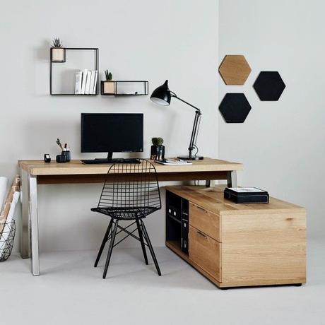 Bureau en bois avec un ordinateur pour travailler, des rangements, une lampe de bureau, de la décoration et une chaise. Bureau assez large avec de la place pour ranger des affaires