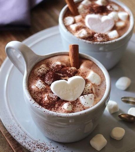 Pensez à faire des poses pendant le télétravail en buvant un chocolat chaud accompagné de chamallow en forme de coeur. 