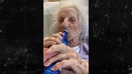 News bière – Un fan des Red Sox de 103 ans célèbre le beat COVID avec un chug à bière, une vidéo incroyable!

 – Houblon