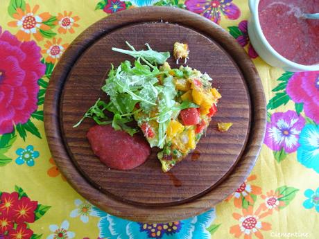Délicieuse omelette aux légumes avec salsa tomates chili