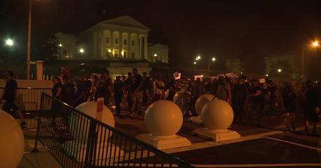 Bière artisanale – Des policiers du Capitole frappés avec une batte et une bouteille de bière lors d’une manifestation à Richmond
 – Bière brune