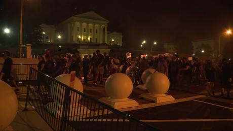 Bière artisanale – Des policiers du Capitole frappés avec une batte et une bouteille de bière lors d’une manifestation à Richmond
– Bière brune Bière artisanale – Des policiers du Capitole frappés avec une batte et une bouteille de bière lors d’une manifestation à Richmond
– Bière brune