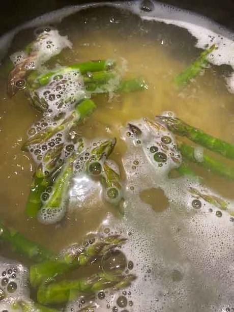 Pâtes au pesto de menthe et asperges vertes