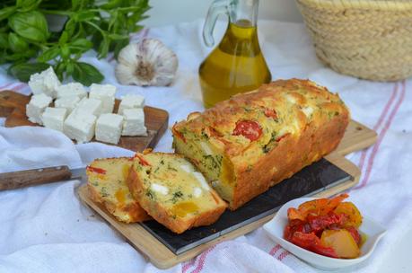 Cake aux poivrons grillés à la feta et au basilic