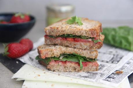 Cuillère et saladier : Sandwich grillé fraises-tapenade-blettes