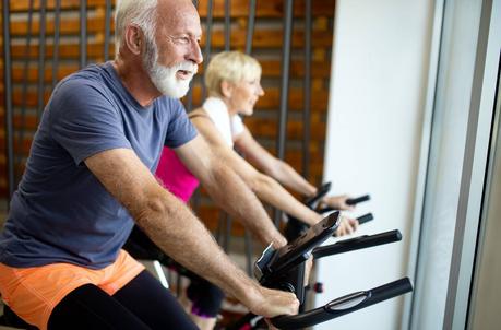 Seniors : faire de l’exercice chez soi et facilement, c’est possible !