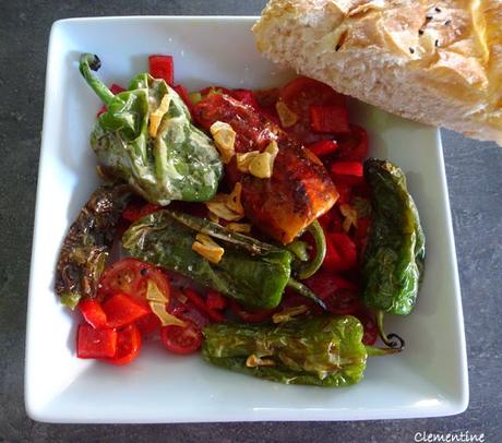 Salade tiède de piments de Padrón, tomates et poivron rouge