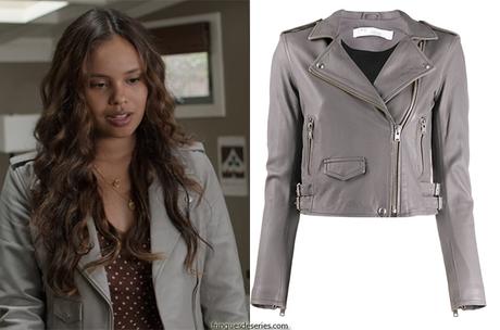 13 REASONS WHY : Jessicas’s leather grey biker jacket in S4E01