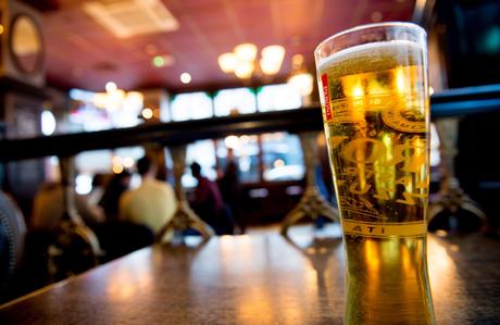 Bière artisanale – Les pubs demandent que la règle de la distance sociale de deux mètres soit divisée par deux afin de pouvoir rester à flot
 – Bière noire